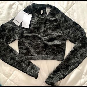 Gym Shark ADAPT CAMO LONG SLEEVE CROP TOP